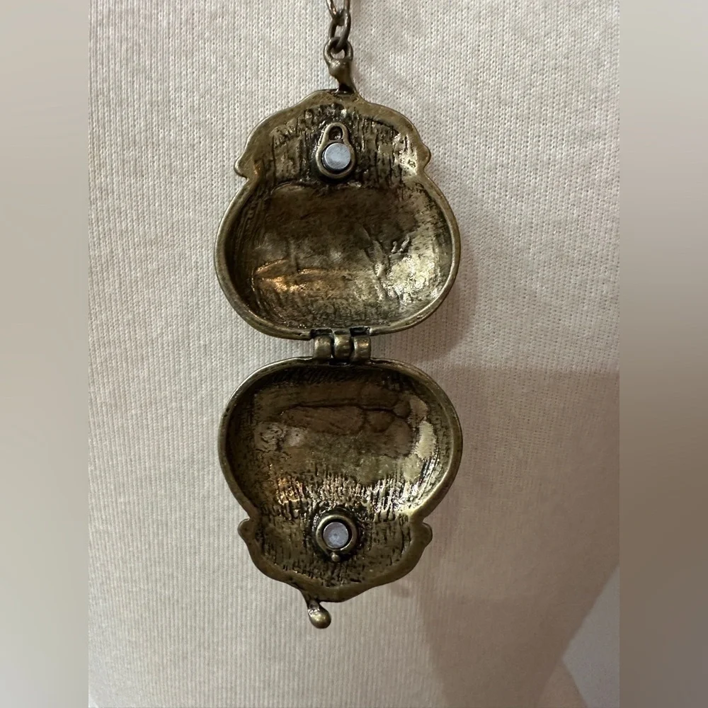 Vintage Magnetic Purse Pendant Necklace, 29 1/4” Chain, Brassy Tone